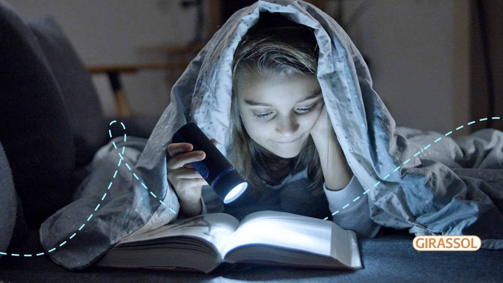 Criança lendo livros de mistério